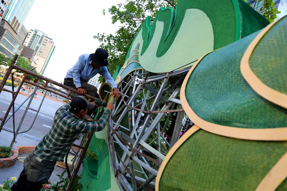 lộ diện linh vật rồng khổng lồ đường hoa nguyễn huệ (6).JPG