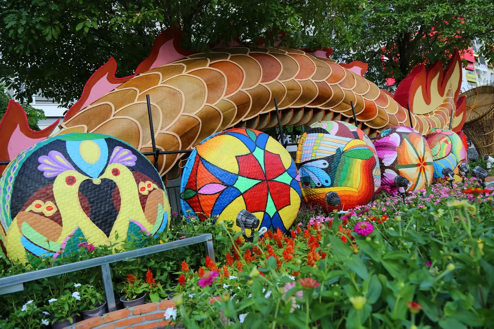 lộ diện linh vật rồng khổng lồ đường hoa nguyễn huệ (7).JPG