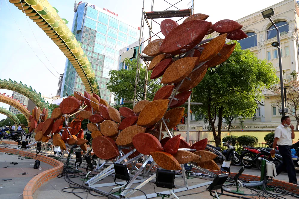 lộ diện linh vật rồng khổng lồ đường hoa nguyễn huệ (8).JPG