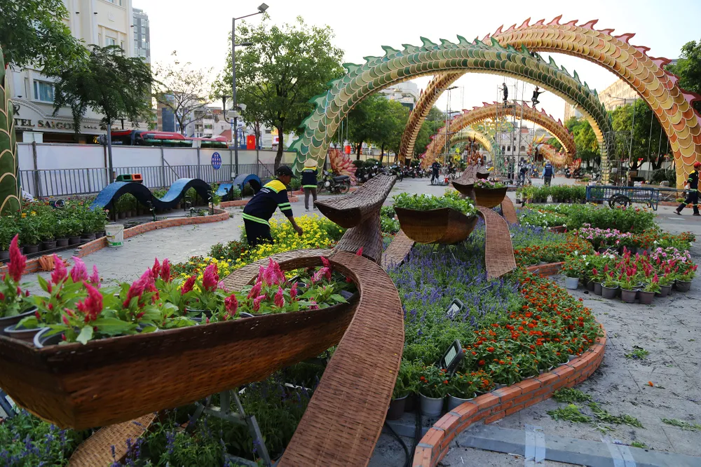 lộ diện linh vật rồng khổng lồ đường hoa nguyễn huệ (9).JPG