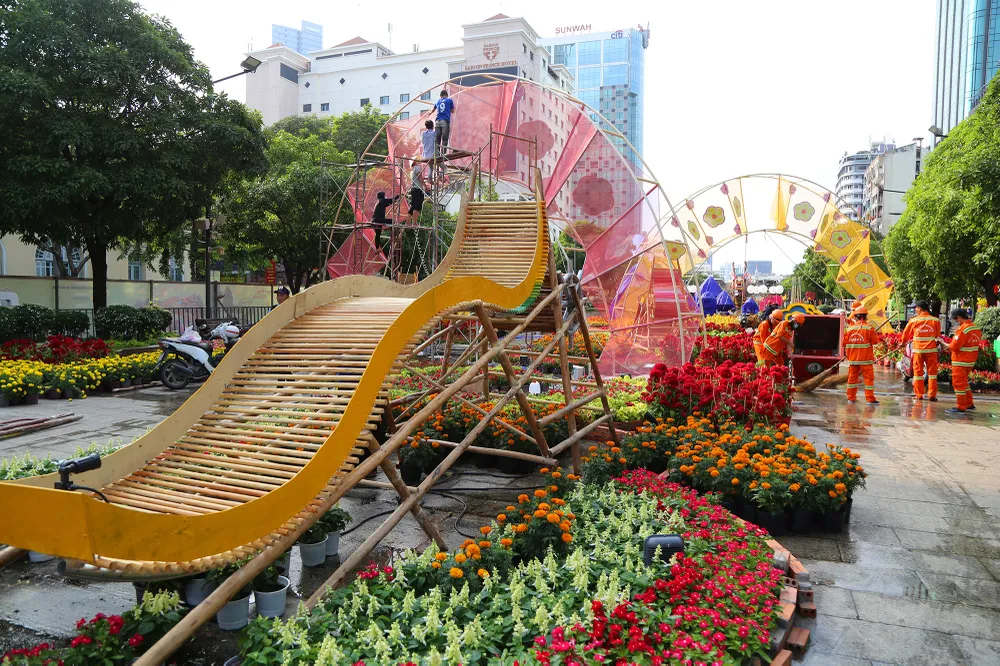 đường hoa nguyễn huệ trước ngày khai mạc (10).JPG