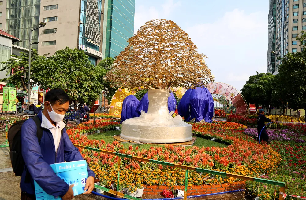 đường hoa nguyễn huệ trước ngày khai mạc (13).JPG