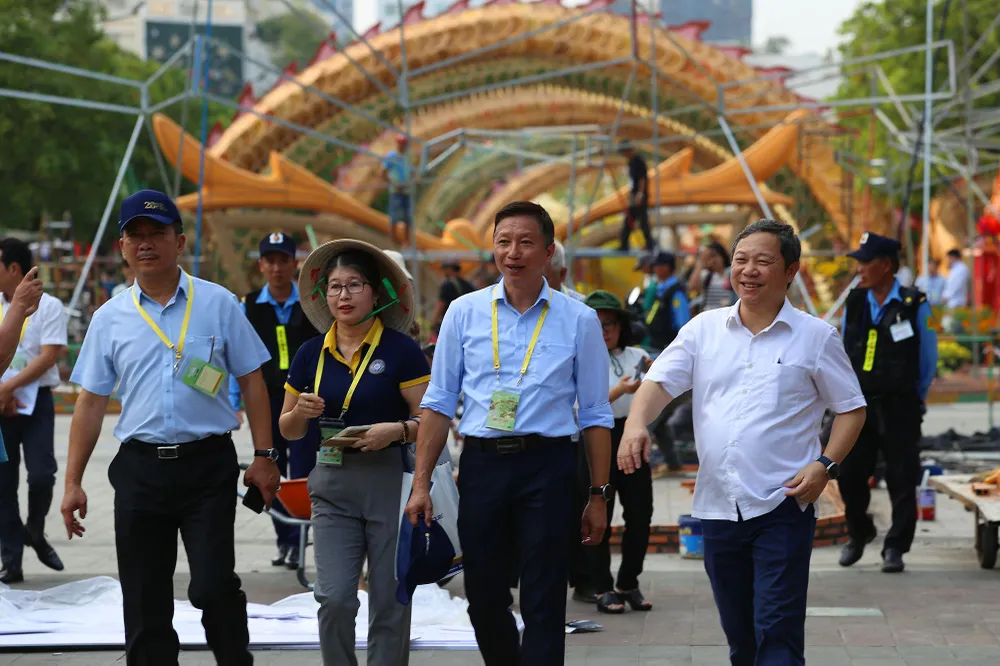 đường hoa nguyễn huệ trước ngày khai mạc (14).JPG