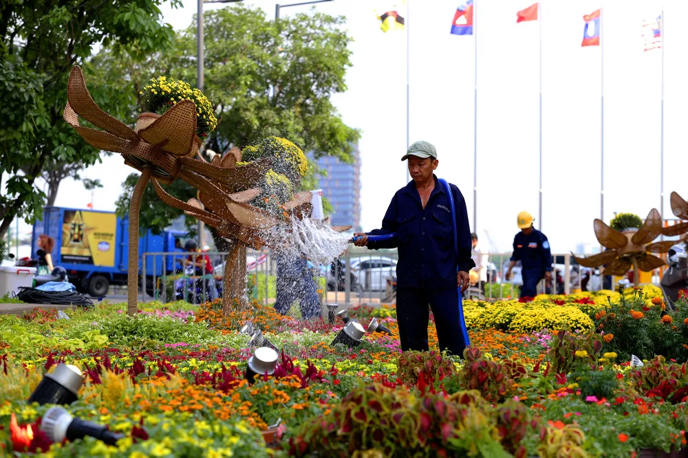 đường hoa nguyễn huệ trước ngày khai mạc (19).JPG