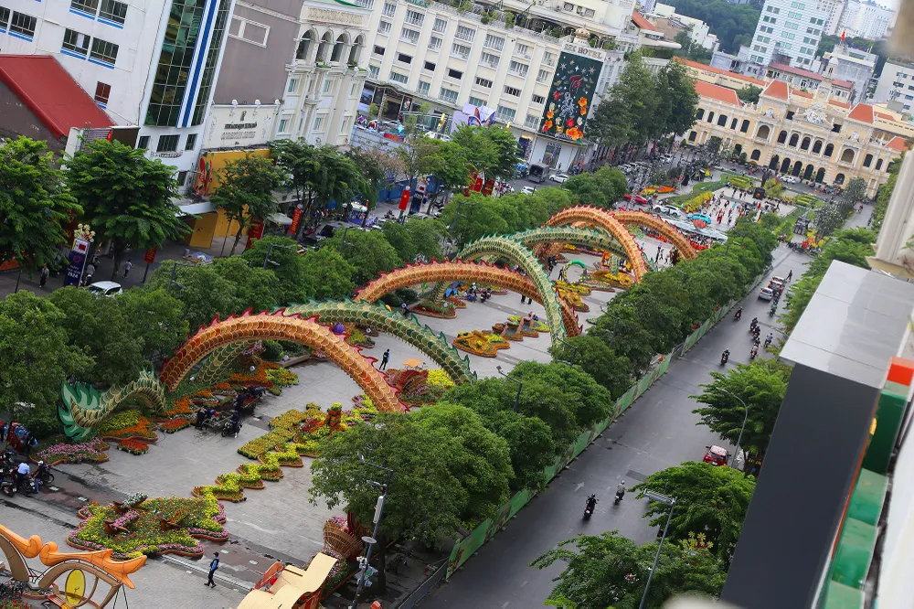 đường hoa nguyễn huệ trước ngày khai mạc (7).JPG