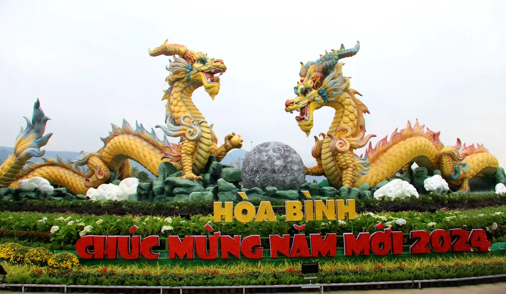 Cặp linh vật rồng "song long chầu nguyệt" tại quảng trường Hoà Bình, tỉnh Hoà Bình mới xuất hiện đã nhận được nhiều lời khen của mọi người. Ảnh: XUÂN NGUYỄN Năm Thìn kể chuyện Rồng (1).png