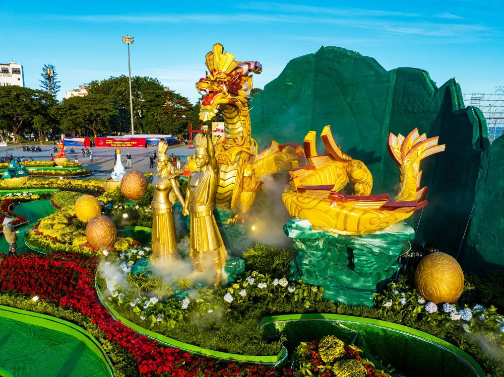 Cụm linh vật rồng ở Bình Định lấy chủ đề "Tự hào truyền thống Cha Rồng - Mẹ Tiên”, dựa trên truyền thuyết dân gian Việt Nam về Lạc Long Quân và Âu Cơ với trăm trứng nở trăm con. Ảnh: DŨNG NHÂN Năm Thìn kể chuyện Rồng (1).jpg