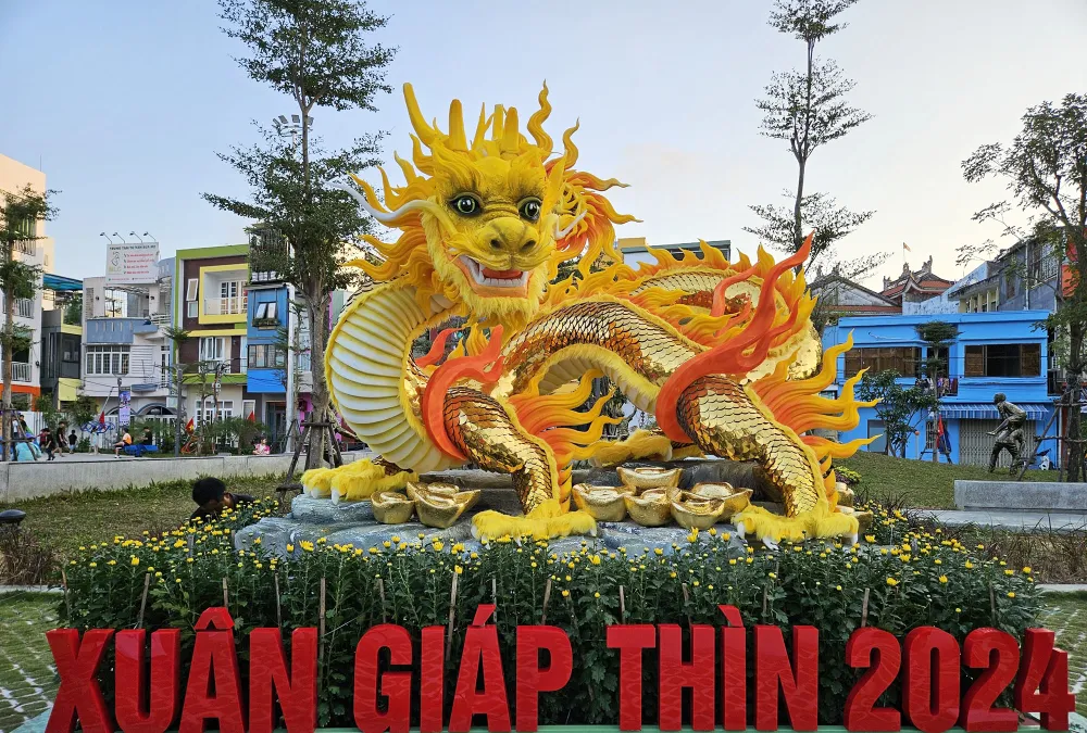 Linh vật rồng Quảng Trị được vận chuyển vào Đà Nẵng, đặt tại Công viên Nam Dương, quận Hải Châu. Ảnh: TẤN VIỆT Năm Thìn kể chuyện Rồng (5).jpg
