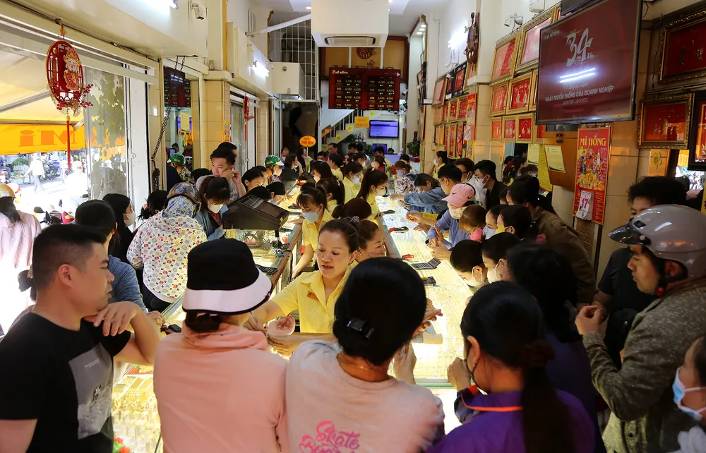 mua vàng trước ngày vía thần tài (1).JPG