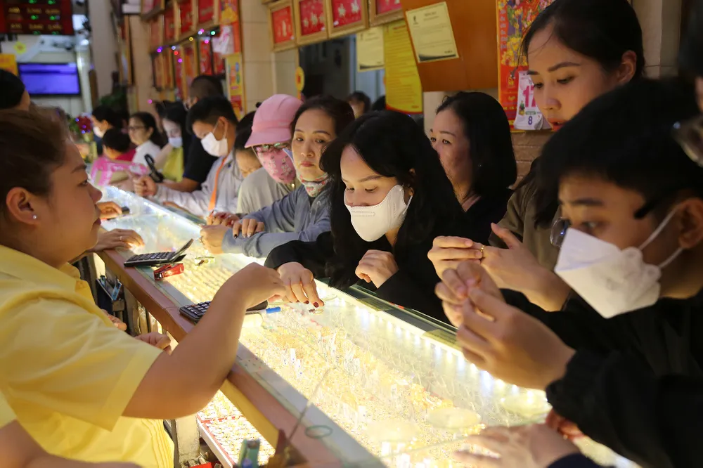 mua vàng trước ngày vía thần tài (13).JPG