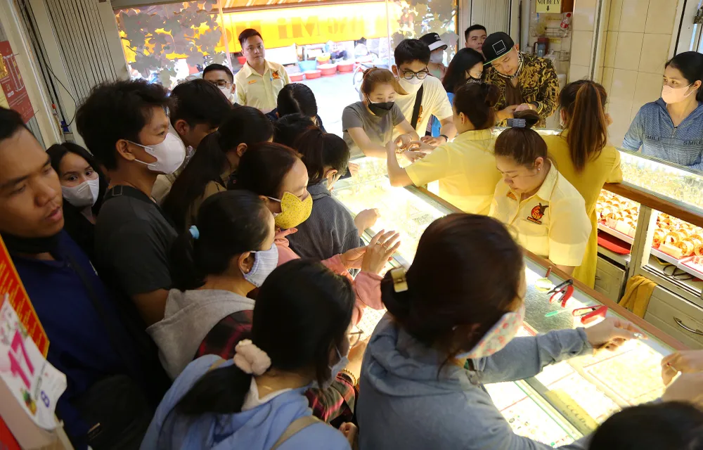 mua vàng trước ngày vía thần tài (2).JPG