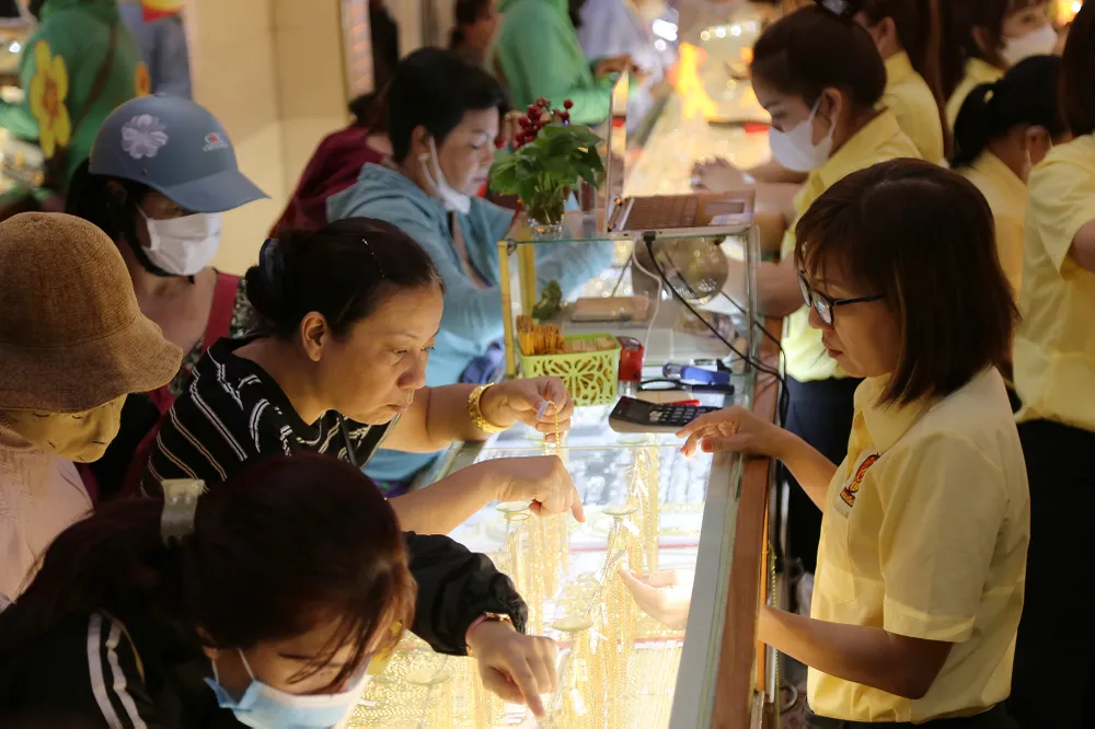 mua vàng trước ngày vía thần tài (3).JPG