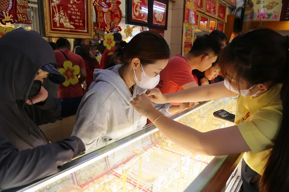 mua vàng trước ngày vía thần tài (8).JPG