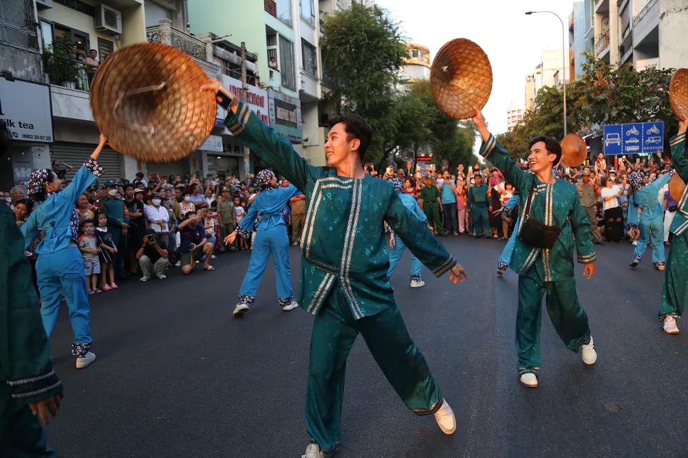 diễu hành tết nguyên tiêu (11).JPG