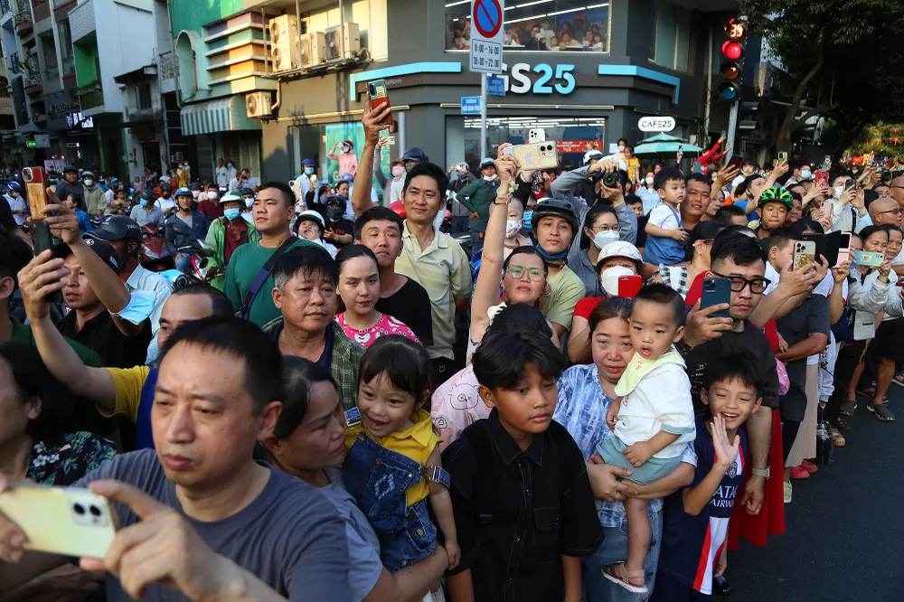 diễu hành tết nguyên tiêu (7).JPG