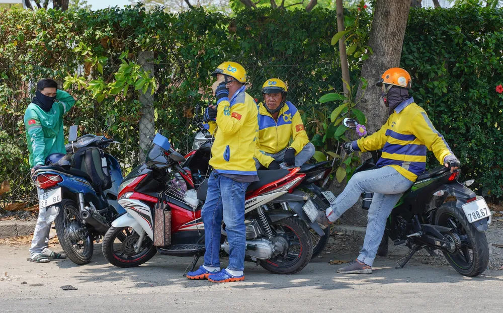 người sài gòn vật vả dưới cái nóng rát da (15).jpg