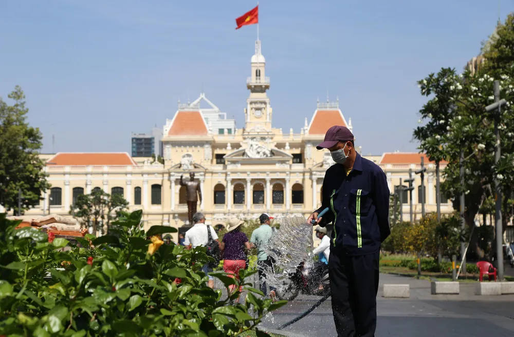 người sài gòn vật vả dưới cái nóng rát da (22).JPG