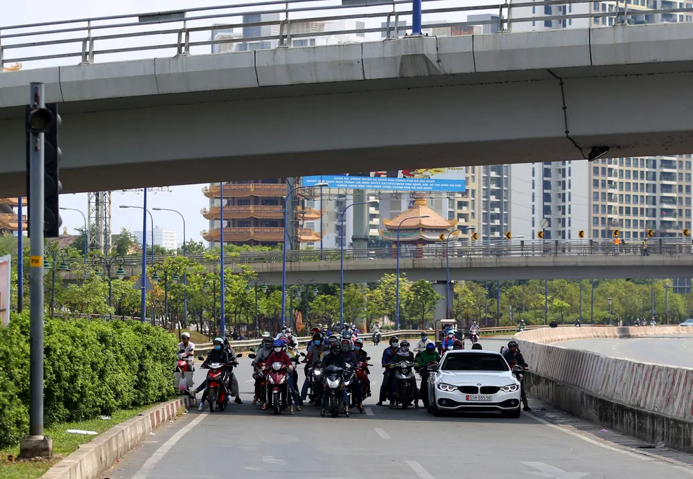 người sài gòn vật vả dưới cái nóng rát da (4).JPG