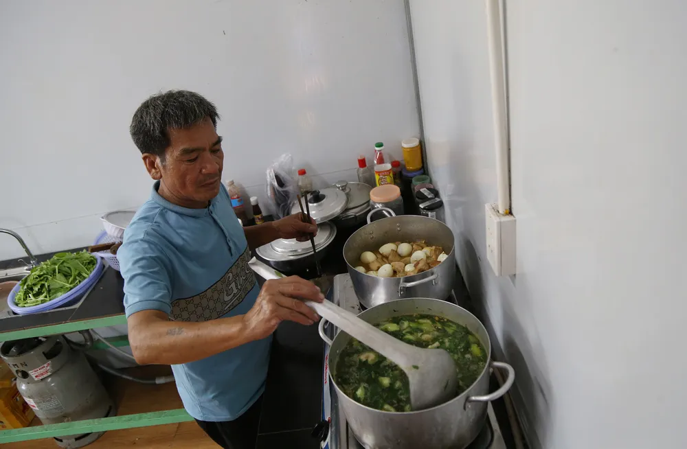 những anh nuôi của hàng trăm công nhân vành đai 3 tphcm (6).JPG