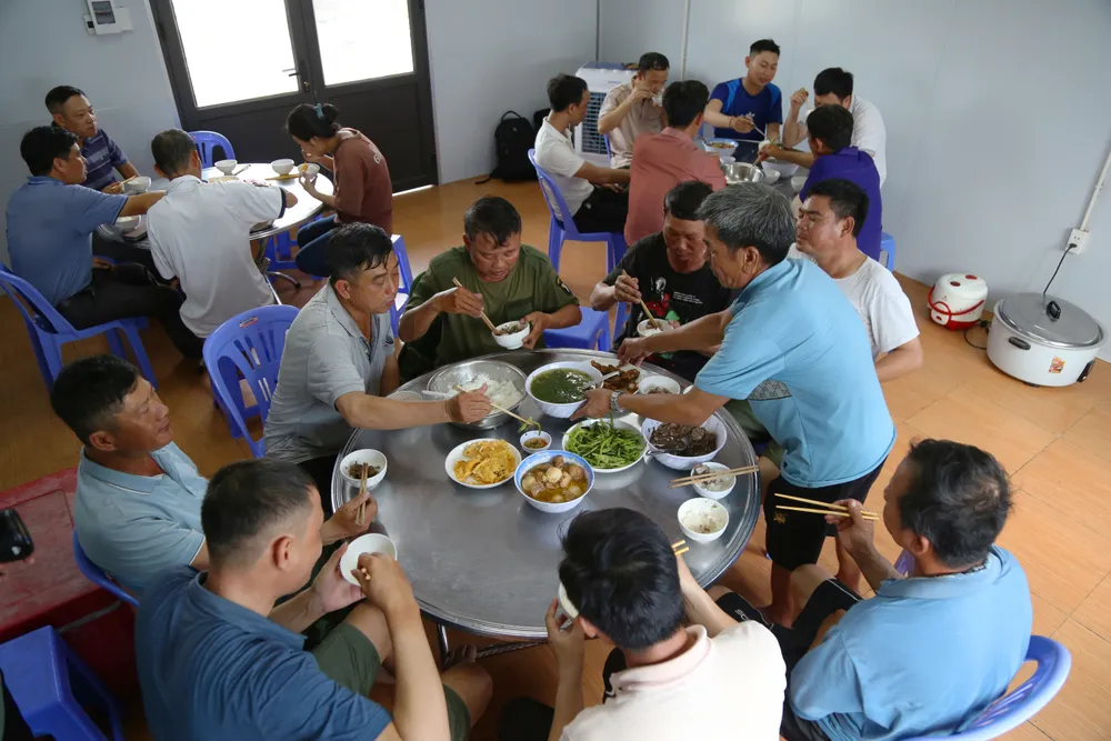 những anh nuôi của hàng trăm công nhân vành đai 3 tphcm (7).JPG