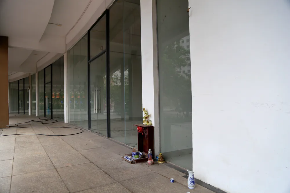 Cảnh hoang tàn của 3.790 căn hộ tái định cư ở Thủ Thiêm sắp được đấu giá cuối năm nay (11).JPG