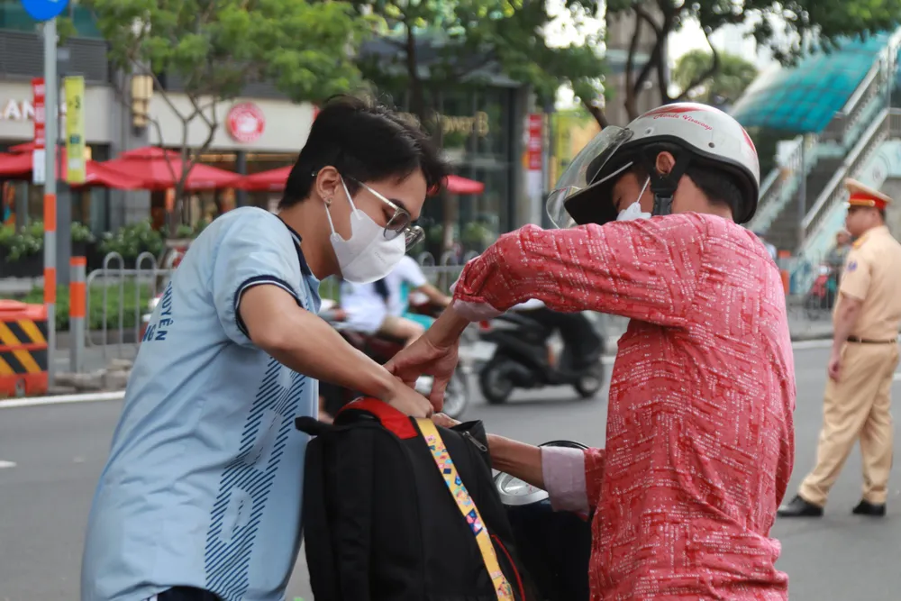 Cha mẹ đội nắng, dầm mưa cùng con 'vượt vũ môn' (10).jpg