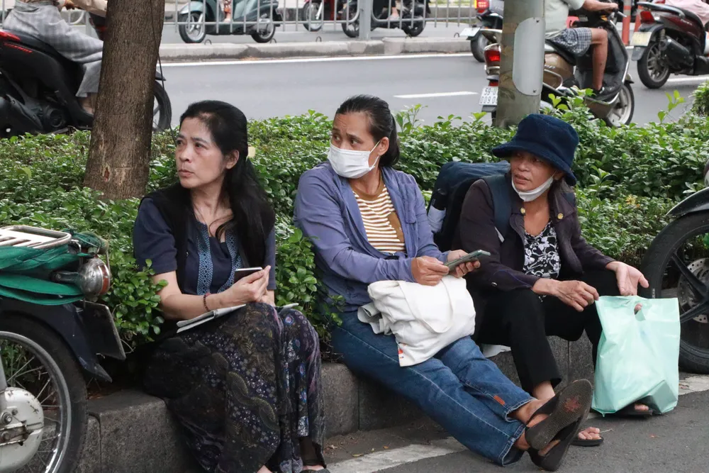 Cha mẹ đội nắng, dầm mưa cùng con 'vượt vũ môn' (11).jpg