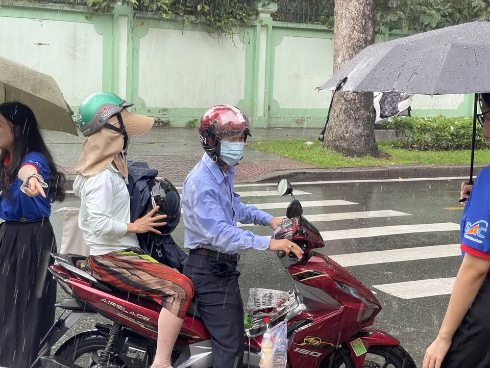 Cha mẹ đội nắng, dầm mưa cùng con 'vượt vũ môn' (2).jpg