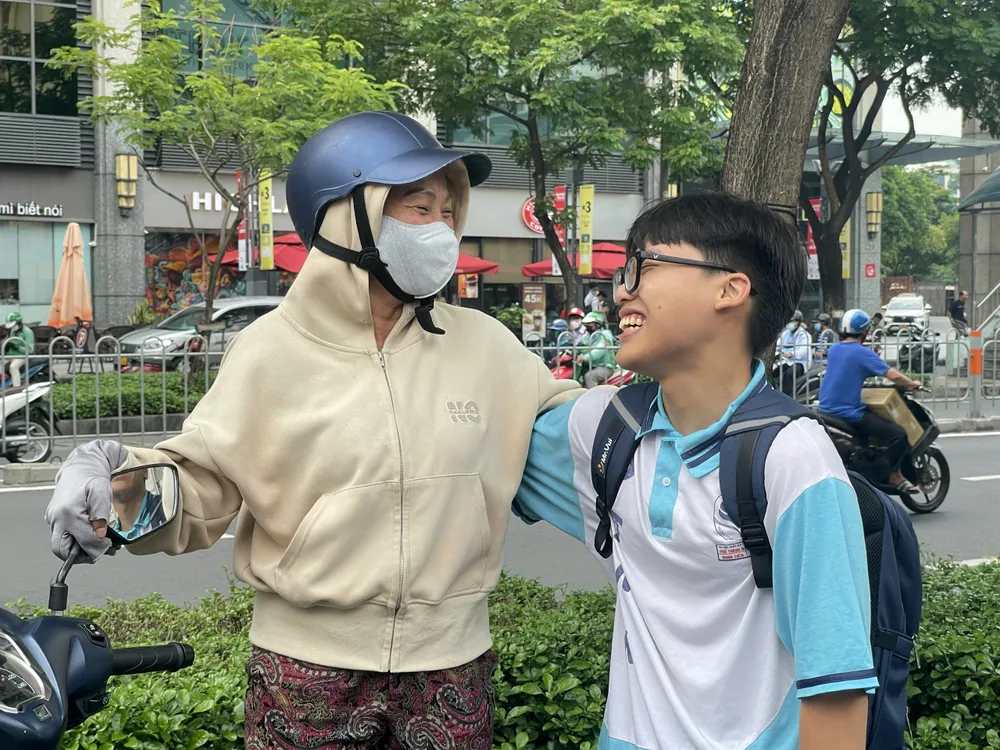 Cha mẹ đội nắng, dầm mưa cùng con 'vượt vũ môn' (3).jpg