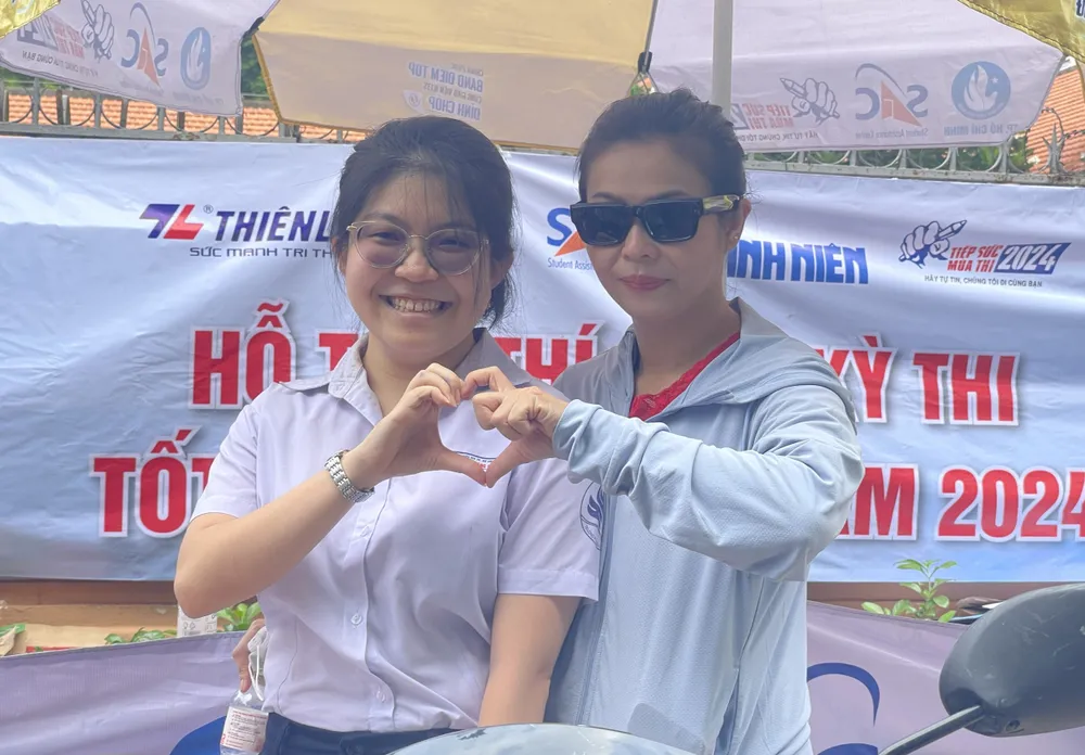 Cha mẹ đội nắng, dầm mưa cùng con 'vượt vũ môn' (4).jpg