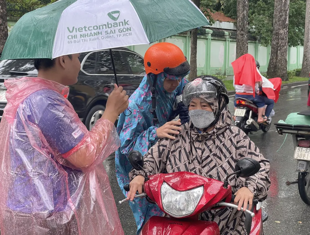 Cha mẹ đội nắng, dầm mưa cùng con 'vượt vũ môn' (5).jpg