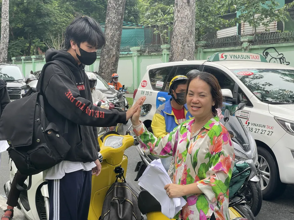 Cha mẹ đội nắng, dầm mưa cùng con 'vượt vũ môn' (6).jpg