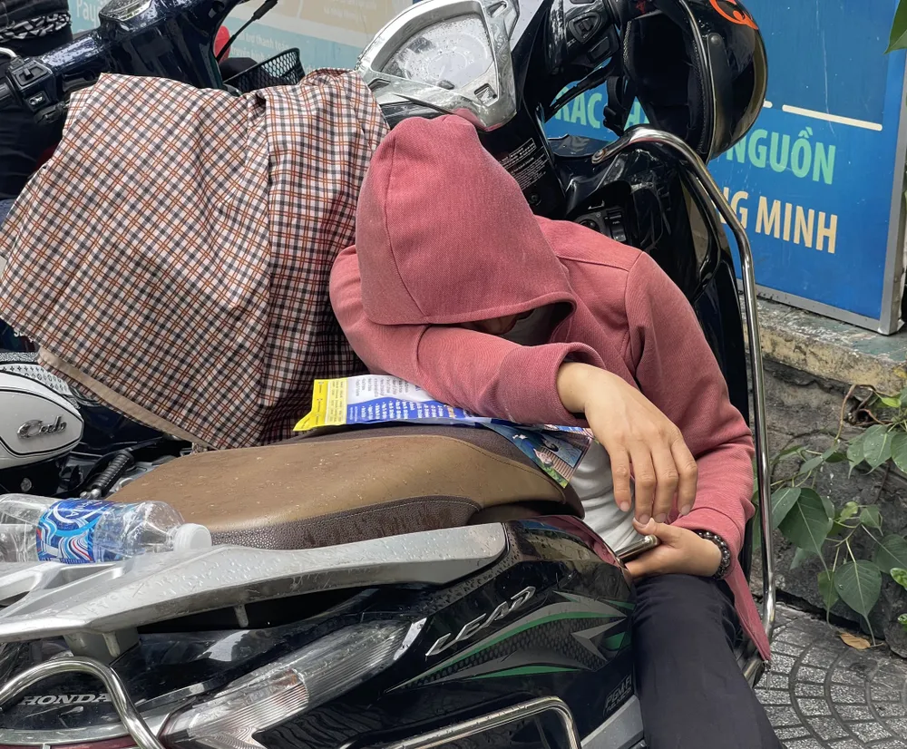 Cha mẹ đội nắng, dầm mưa cùng con 'vượt vũ môn' (7).jpg