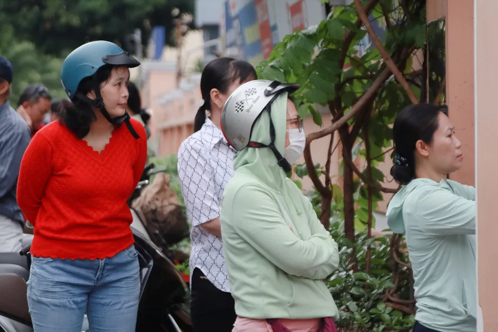 Cha mẹ đội nắng, dầm mưa cùng con 'vượt vũ môn' (8).jpg