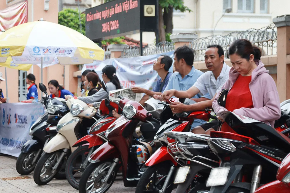 Cha mẹ đội nắng, dầm mưa cùng con 'vượt vũ môn' (9).jpg