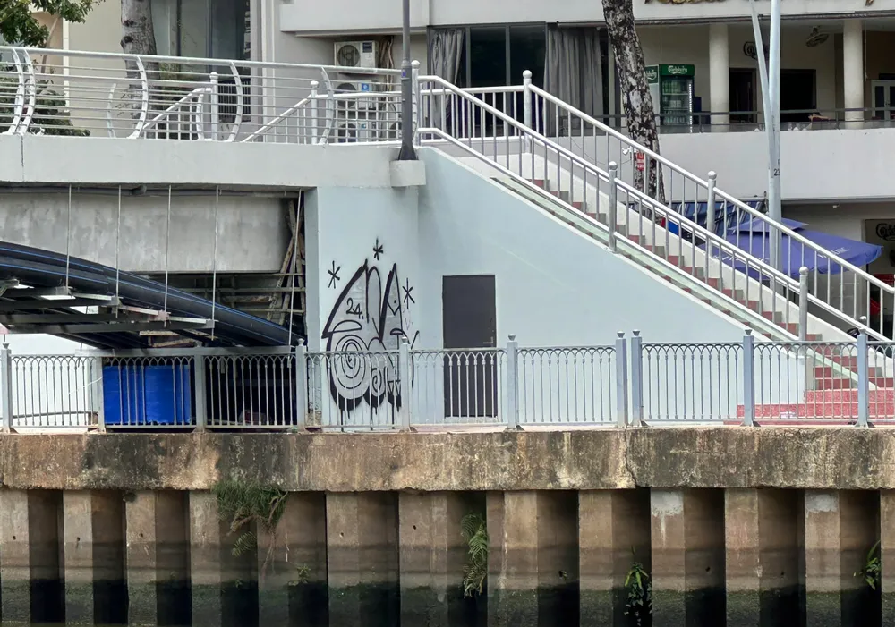 Cầu bộ hành kênh Nhiêu Lộc - Thị Nghè bị vẽ bậy khi mới đưa vào sử dụng (1).jpg