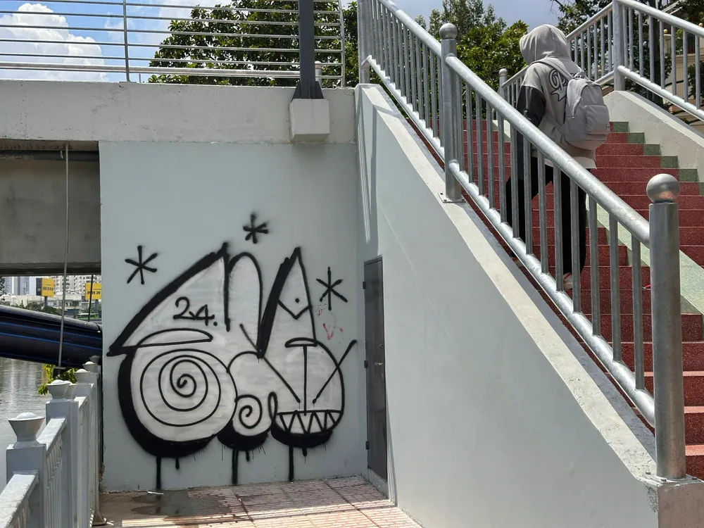 Cầu bộ hành kênh Nhiêu Lộc - Thị Nghè bị vẽ bậy khi mới đưa vào sử dụng (2).jpg