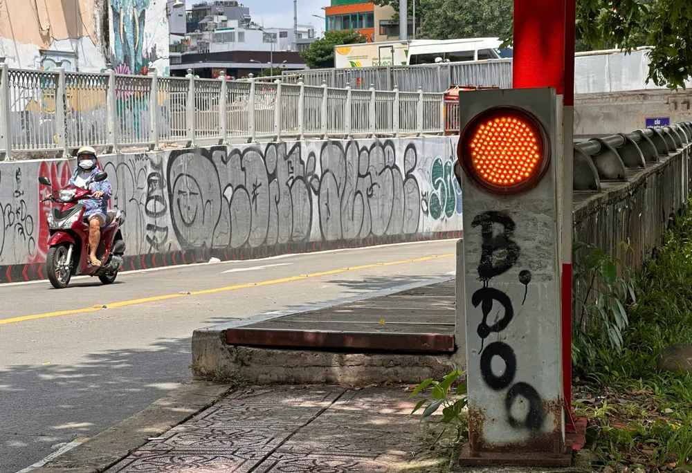 Cầu bộ hành kênh Nhiêu Lộc - Thị Nghè bị vẽ bậy khi mới đưa vào sử dụng (3).jpg