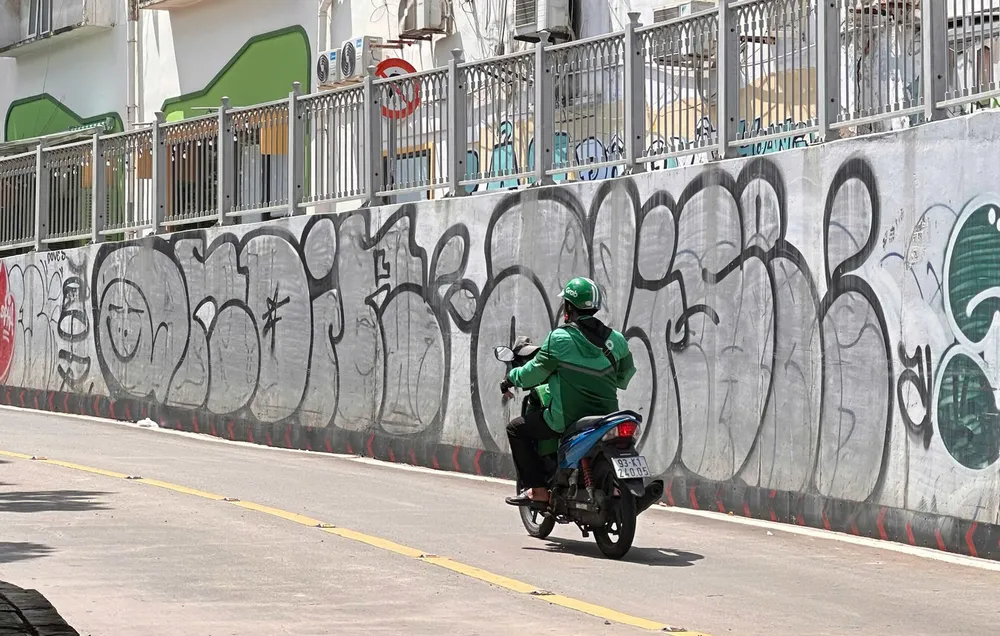 Cầu bộ hành kênh Nhiêu Lộc - Thị Nghè bị vẽ bậy khi mới đưa vào sử dụng (4).jpg