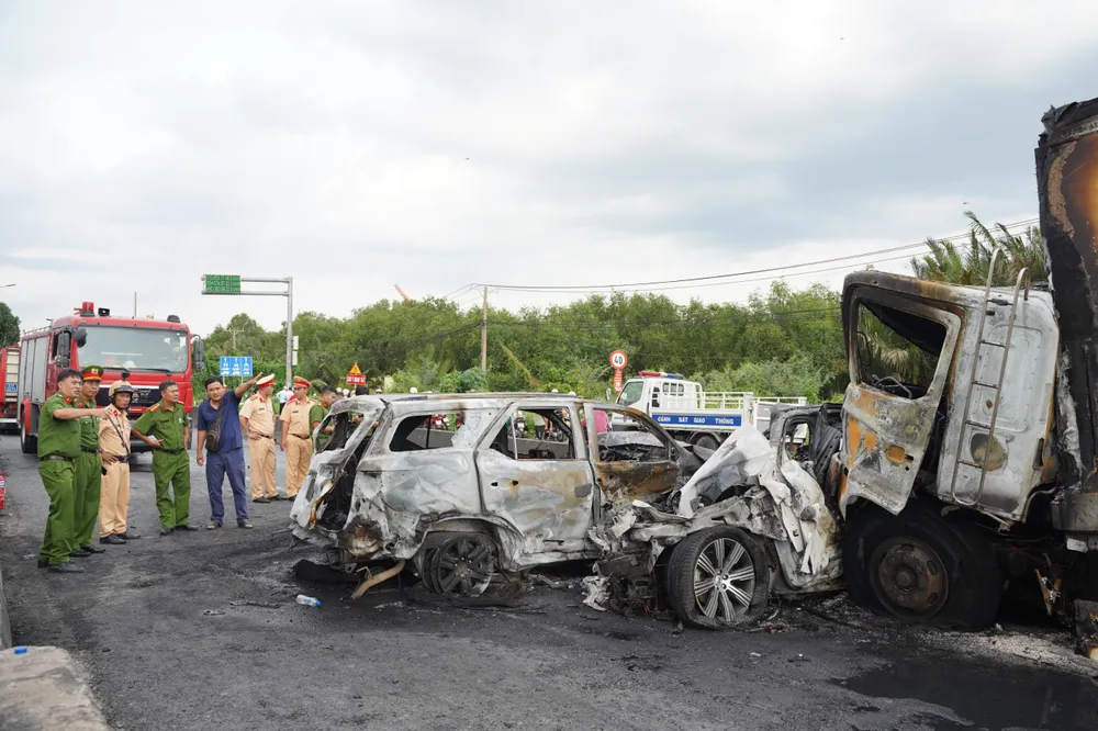 Cận cảnh tai nạn liên hoàn tại cầu Phú Mỹ (1).jpg