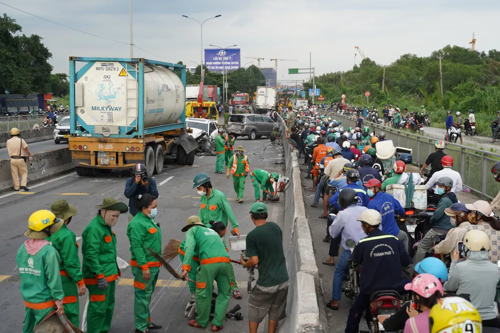 Cận cảnh tai nạn liên hoàn tại cầu Phú Mỹ (10).jpg