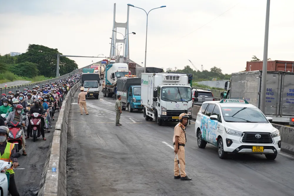 Cận cảnh tai nạn liên hoàn tại cầu Phú Mỹ (12).jpg