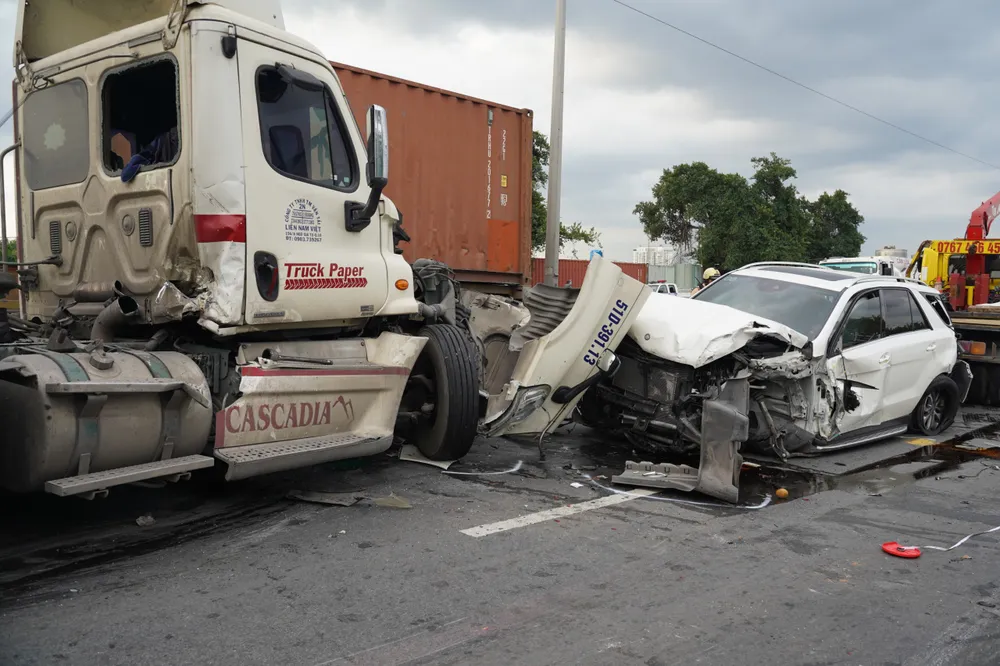 Cận cảnh tai nạn liên hoàn tại cầu Phú Mỹ (2).jpg