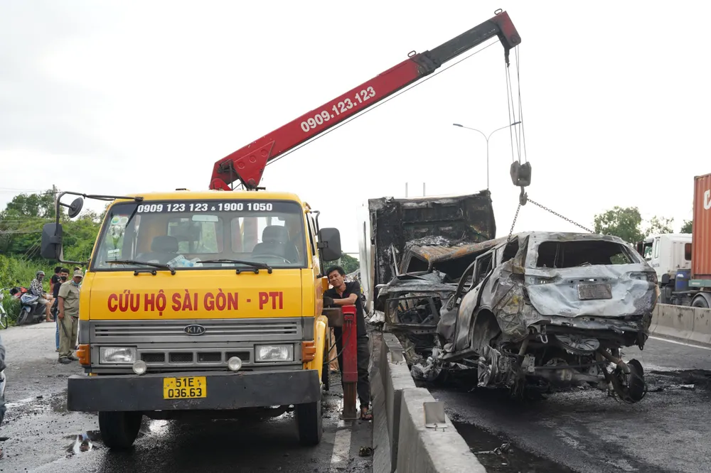 Cận cảnh tai nạn liên hoàn tại cầu Phú Mỹ (3).jpg