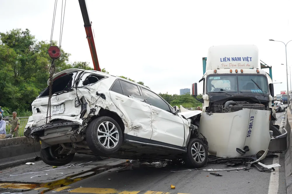Cận cảnh tai nạn liên hoàn tại cầu Phú Mỹ (5).jpg