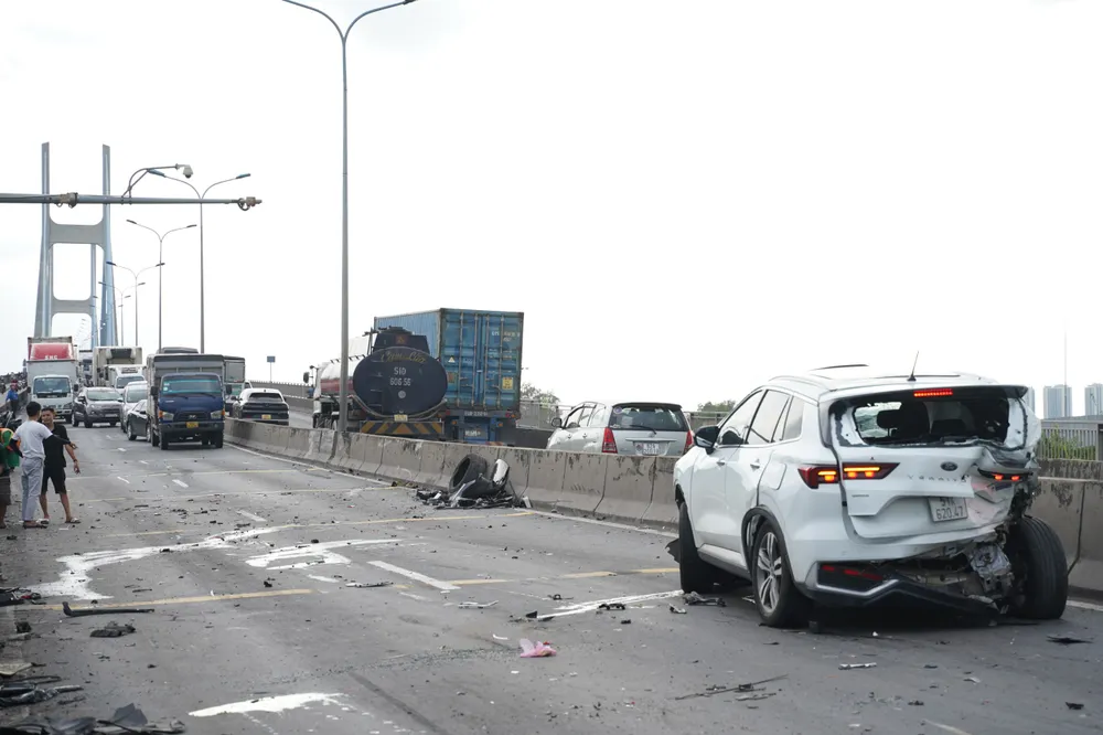 Cận cảnh tai nạn liên hoàn tại cầu Phú Mỹ (9).jpg