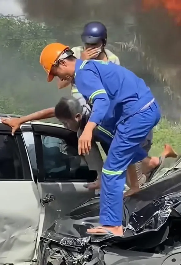 Người tài xế được nhiều người giải cứu thoát khỏi cửa tử. tài xế công nghệ cầm bình chữa cháy cứu người ở cầu Phú Mỹ (2).jpg