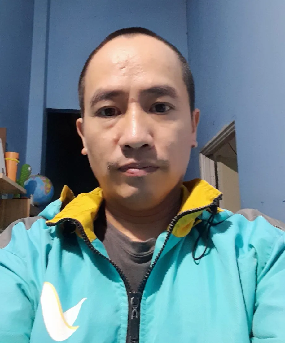 Mỗi ngày anh Trường vẫn tiếp tục công việc chạy xe công nghệ của mình. Ảnh: NVCC tài xế công nghệ cầm bình chữa cháy cứu người ở cầu Phú Mỹ (3).jpg