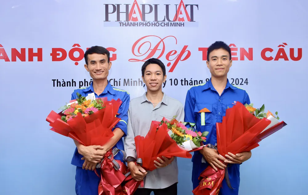 Ba người hùng Trương Văn Thành, Vũ Thanh Tùng và Phan Văn Tài (từ phải qua). Ảnh: Nguyệt Nhi tri-an-hanh-dong-dep-5-9836.jpg.jpg