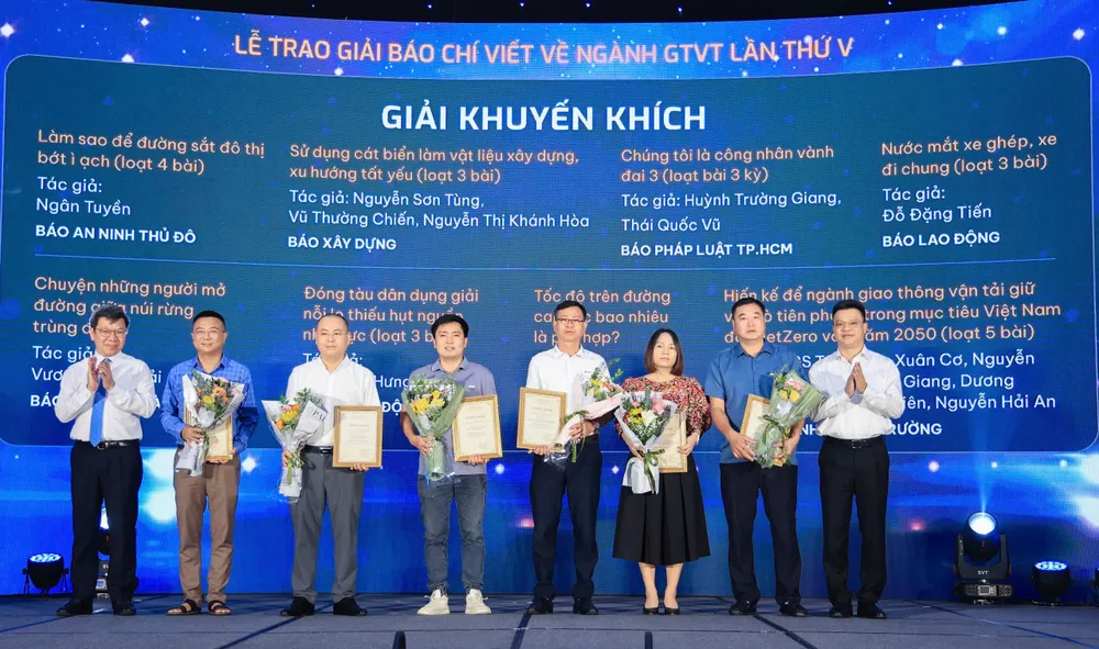 Pháp Luật TP.HCM đoạt một giải khuyến khích ở thể loại phóng sự ảnh với tác phẩm “Chúng tôi là công nhân vành đai 3” của nhóm tác giả: Huỳnh Trường Giang (Hoàng Giang), Thái Quốc Vũ (Quốc Vũ). Ảnh: BTC Pháp Luật TP.HCM đoạt 1 giải báo chí viết về ngành giao thông vận tải (2).jpg